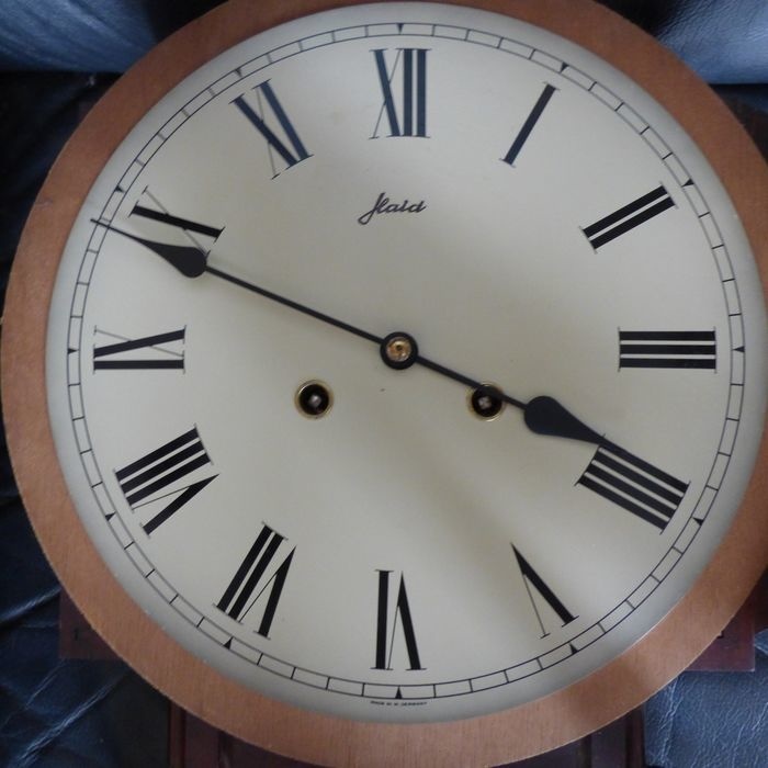 NiceTime Design - pub clock carrot nut wood