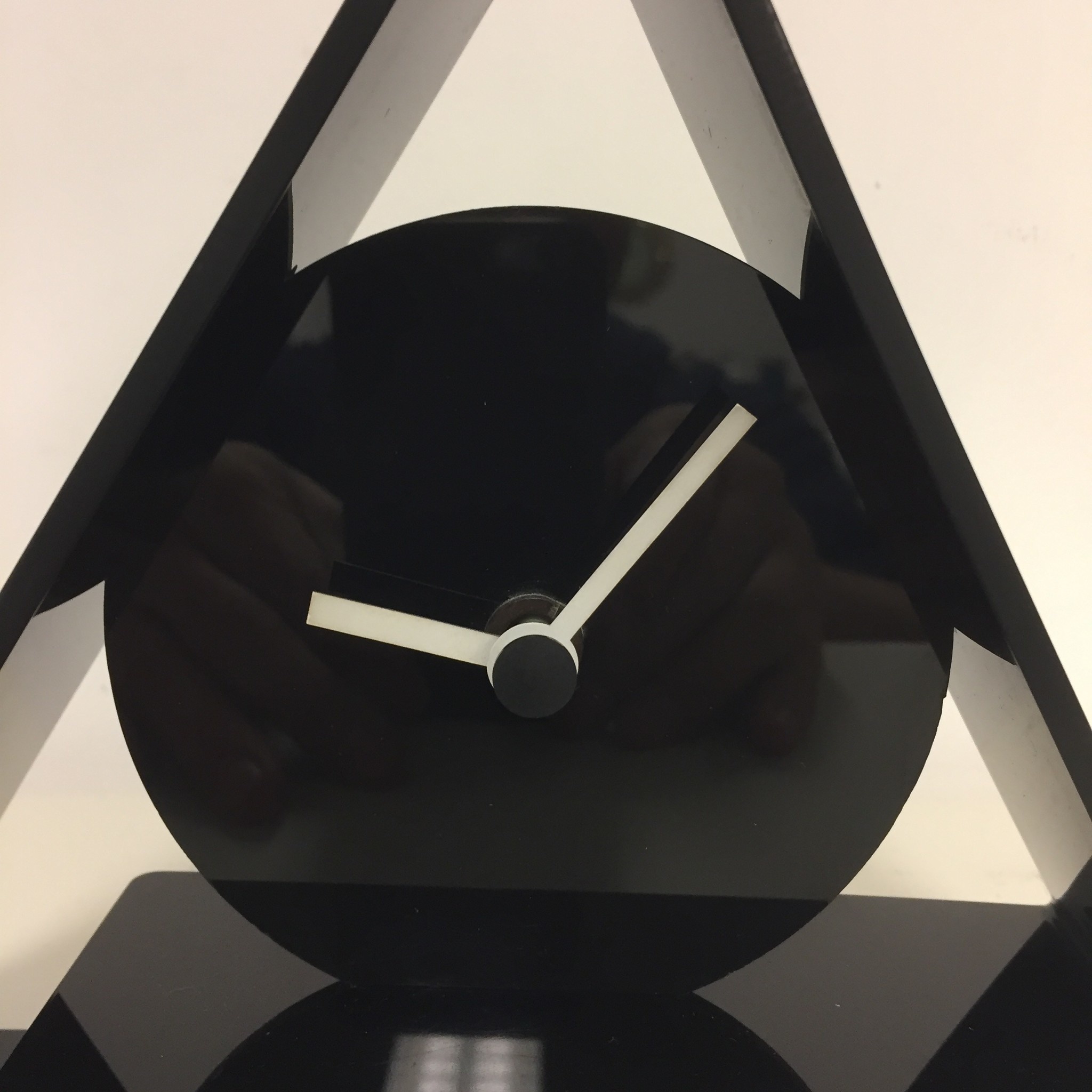 NiceTime Design - Triangle Noir Design Table clock