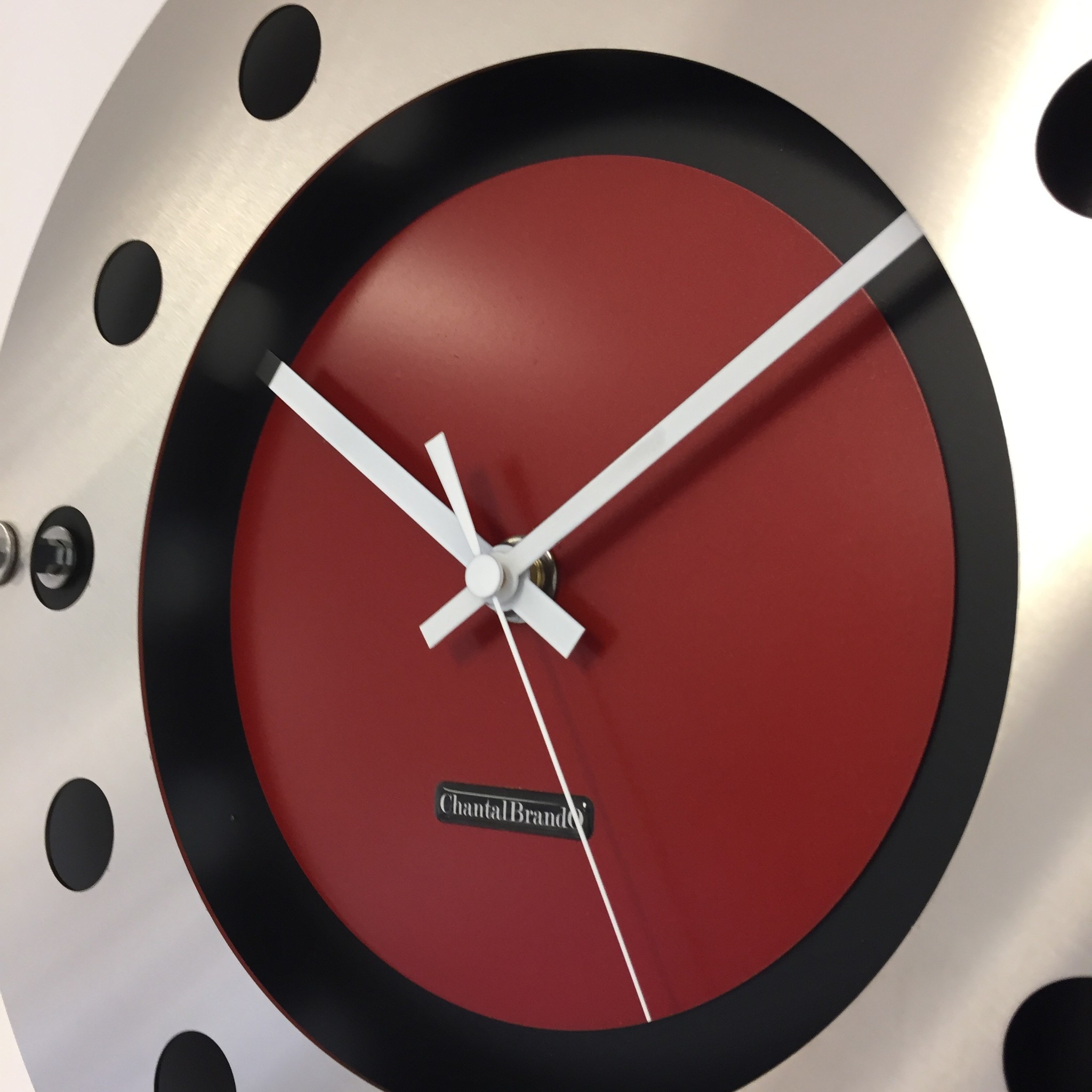 ChantalBrandO Design - Wandklok mecanica volledig zwart met rood color kleine binnen cirkel wit pointer modern dutch design handgemaakt 40 cm