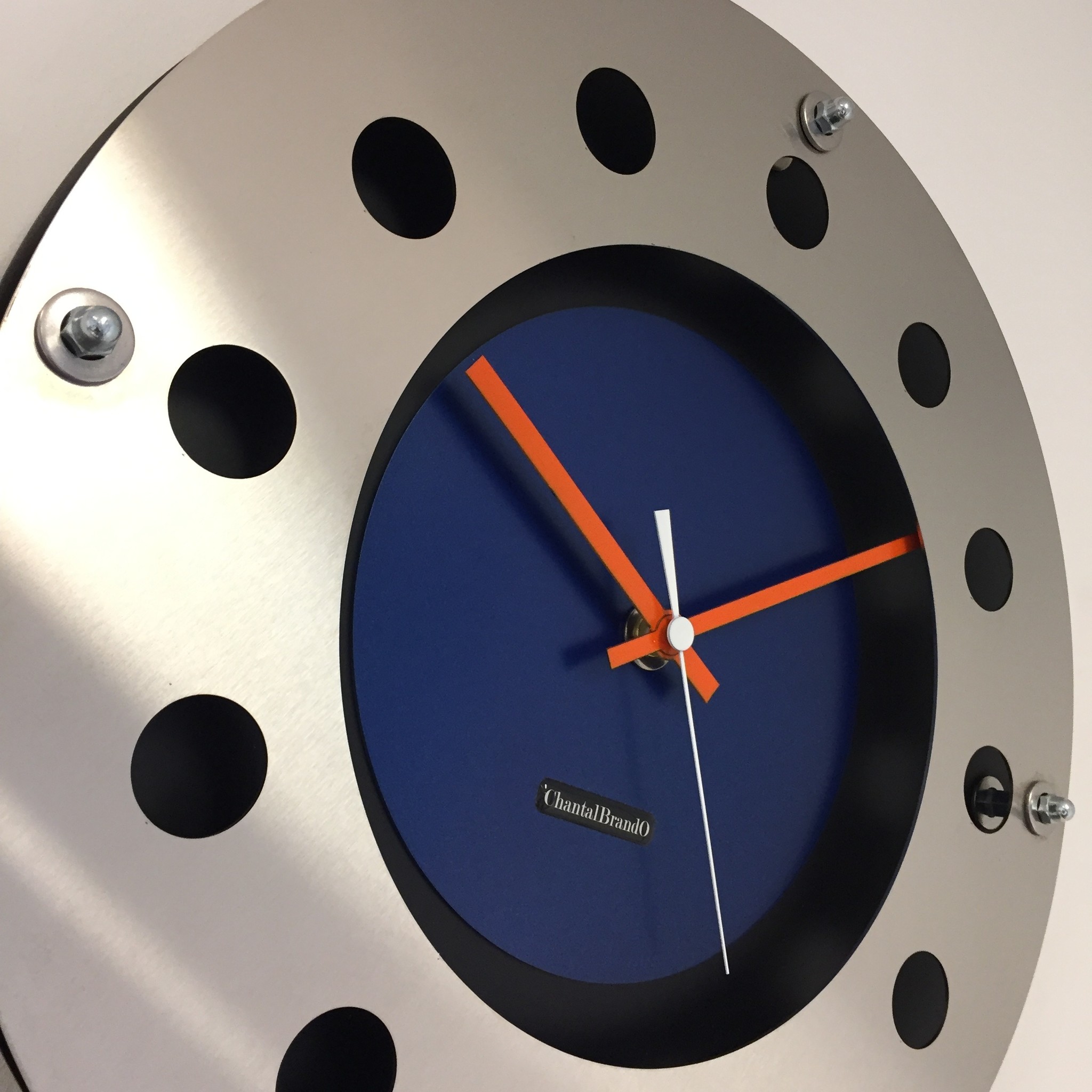 ChantalBrandO Design - Wandklok mecanica volledig zwart met blue color small binnen cirkel orange wit pointer modern dutch design handgemaakt 40 cm