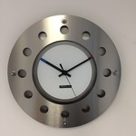 ChantalBrandO Design - Mecanica wanduhr klein innerhalb kreis weiss schwarz blueood schwarz modern holländisch design handgefertigt 40 cm