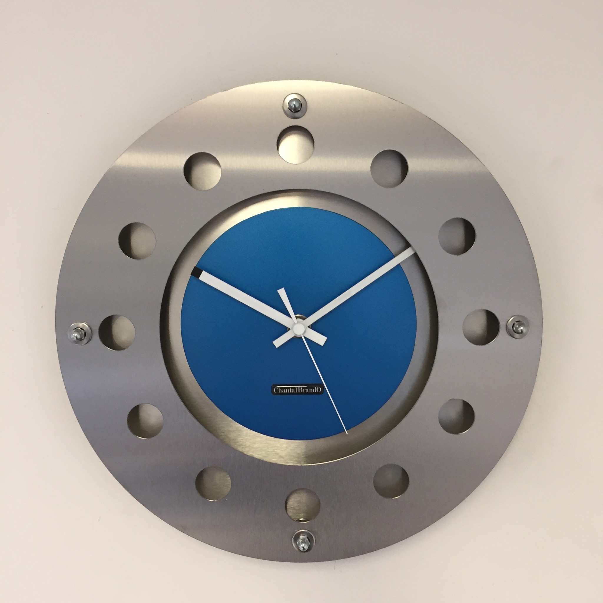 ChantalBrandO Design - Wandklok mecanica kleine binnenste cirkel lichtblauw wit modern nederlands ontwerp handgemaakt 40 cm