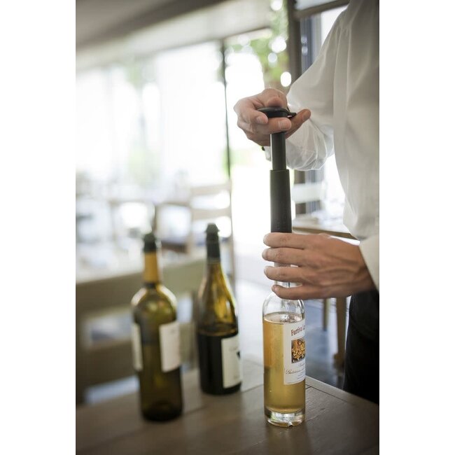 Le Creuset Professionele wijnpomp met drie vacuümstoppen in luxe zwarte nikkel uitvoering voor perfect afgesloten wijnen