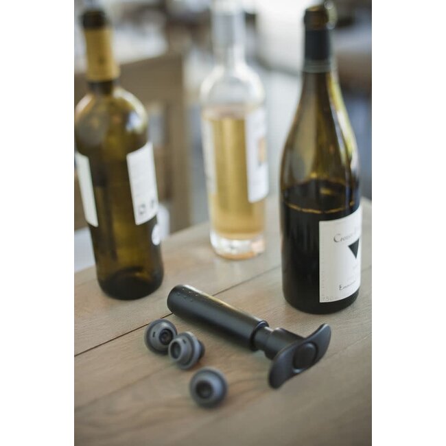 Le Creuset Professionele wijnpomp met drie vacuümstoppen in luxe zwarte nikkel uitvoering voor perfect afgesloten wijnen