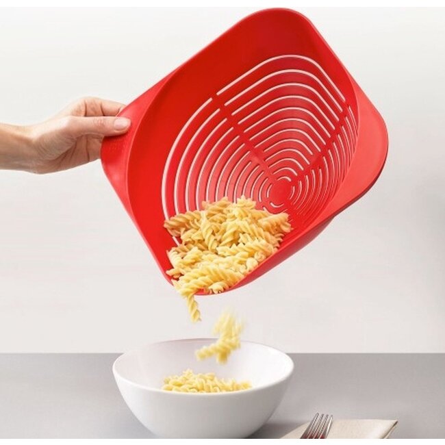 Joseph Joseph Duo Vergiet Rood – Lichtgewicht en Ruim Keukenvergiet met Handgrepen - Vaatwasmachinebestendig