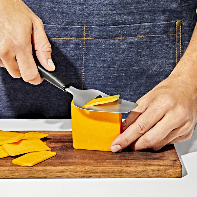 OXO Good Grips Kaasschaaf – Comfortabele Antislip Greep – Schaaft Makkelijk Harde en Semi Harde Kazen – RVS Snijvlak – Ergonomisch en Vaatwasserbestendig