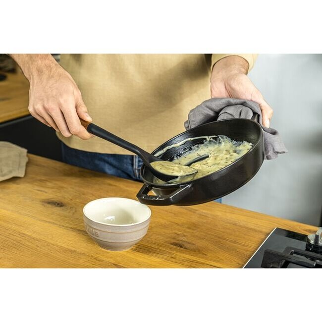 Staub Siliconen Serveerlepel – Krasvrij met Ergonomische Houten Greep – 31 cm