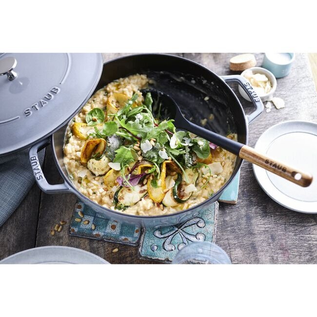 Staub Siliconen Serveerlepel – Krasvrij met Ergonomische Houten Greep – 31 cm