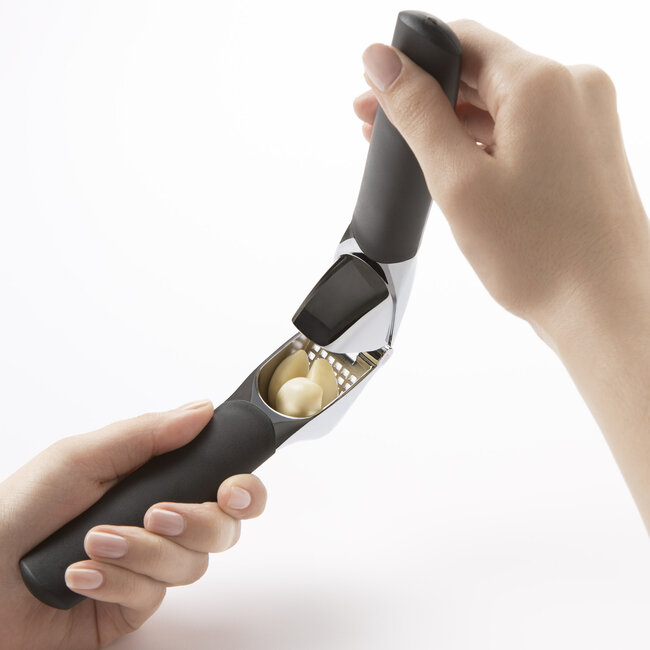 OXO Good Grips Knoflookpers – Met Ingebouwde Reiniger & Anti-Slipgreep