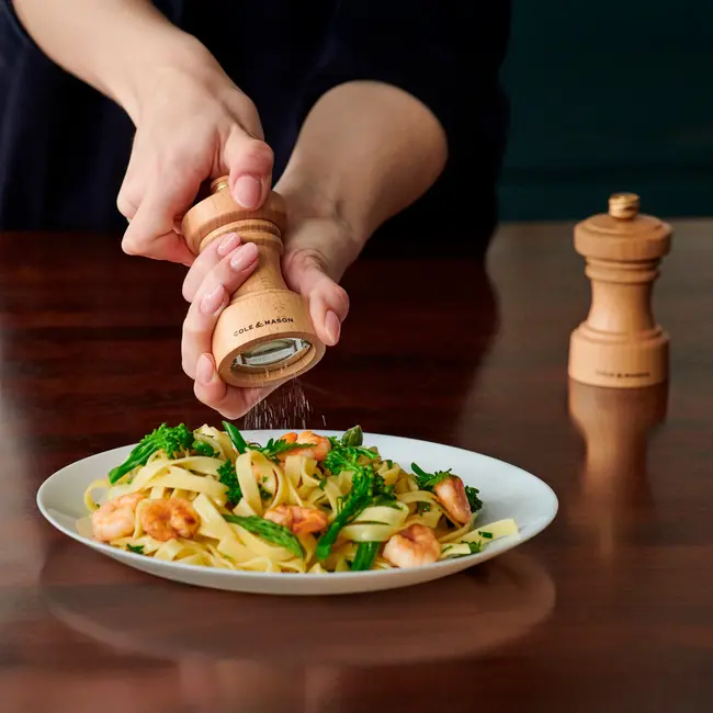 Cole & Mason Zoutmolen Hoxton 10 cm – Beukenhouten zoutmolen met keramisch maalwerk, stijlvol en compact