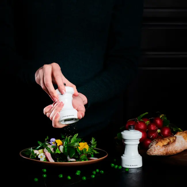 Cole & Mason Zoutmolen Hoxton 10 cm – Glanzend wit houten zoutmolen met keramisch maalwerk, compact en elegant design