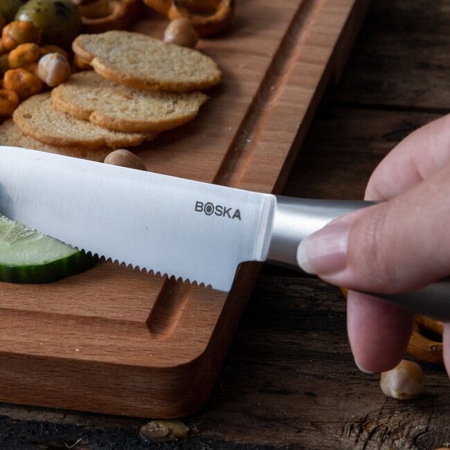 Boska Dining Board Friends L – 38,7 x 28,3 cm – Luxe Serveerplank van Europees Eikenhout – Met Kruimelopvang en Gripinkepingen – Perfect voor Tapas, Brood & Kaas – 10 Jaar Garantie