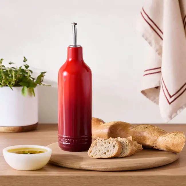 Le Creuset Olijfoliefles Signature – Aardewerk – 0.6 Liter – Met RVS Schenktuit