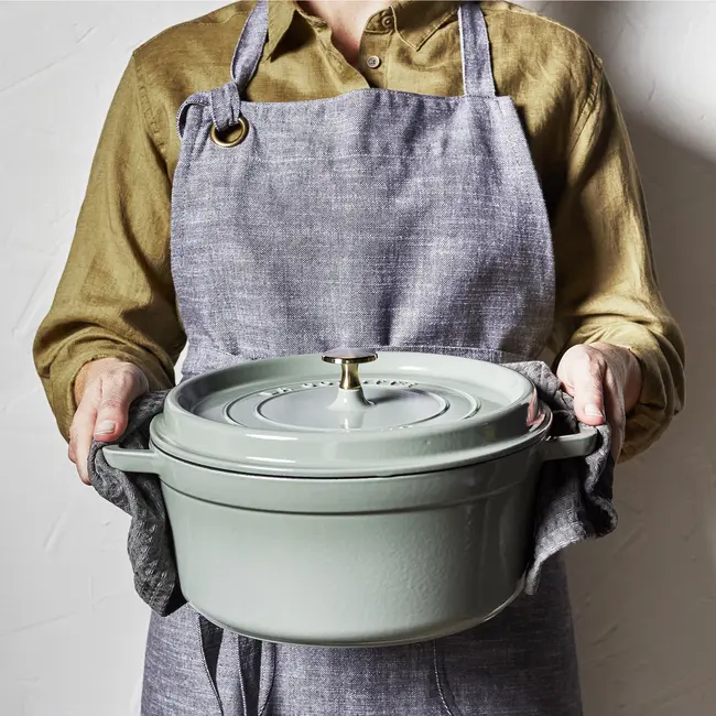 Staub Braadpan Eucalyptus 28 cm Gietijzeren Cocotte, Groene Pan met Deksel en Aroma Regenstructuur voor Malse Gerechten