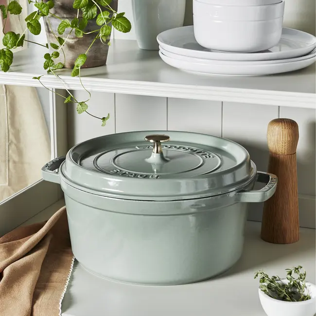 Staub Braadpan Eucalyptus 28 cm Gietijzeren Cocotte, Groene Pan met Deksel en Aroma Regenstructuur voor Malse Gerechten