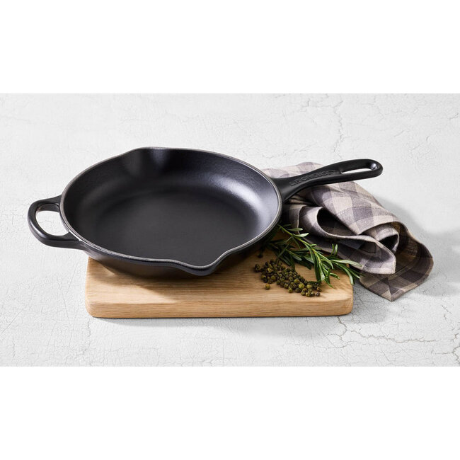Le Creuset Skillet Signature Mat Zwart 30cm, gietijzeren koekenpan voor alle warmtebronnen