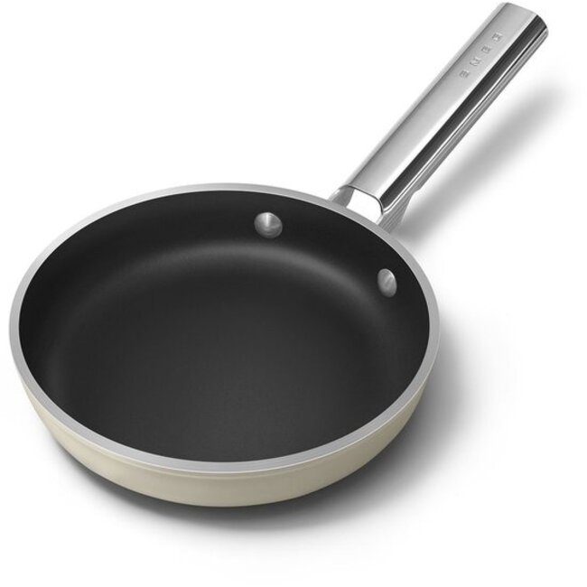 Smeg Koekenpan 20 cm Crème – Compact, Stijlvol & Perfect Bakresultaat