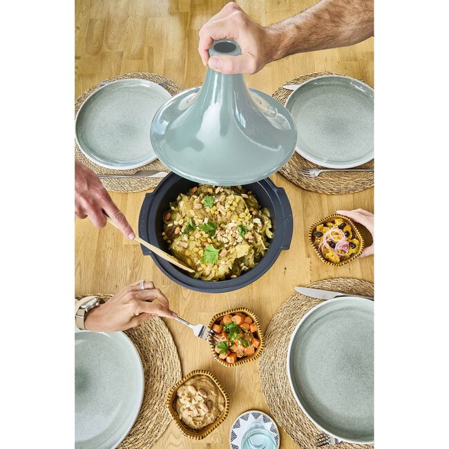 Peugeot Tajine Atlas Saliegroen 30cm - 6 tot 8 personen - keramische deksel - Schaal 100% gerecycled aluminium
