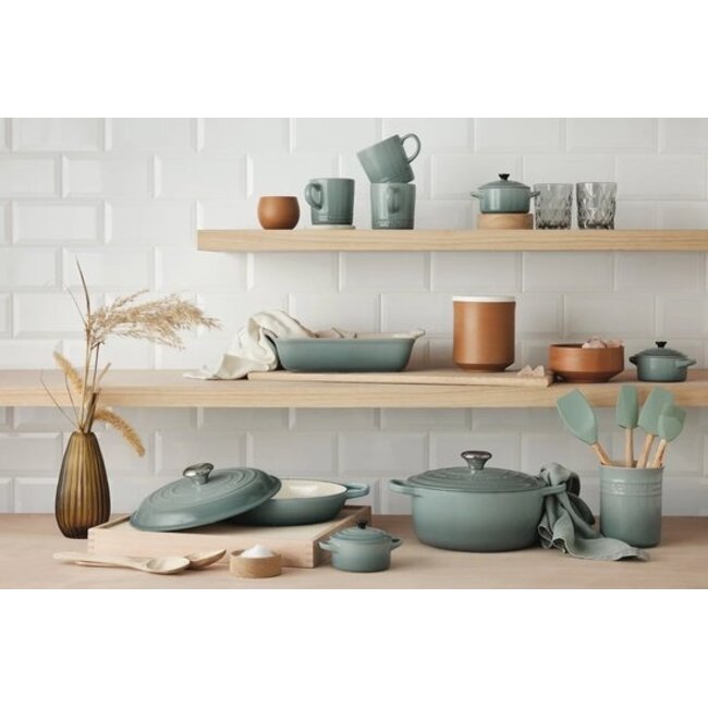 Le Creuset Braadpan Signature Sea Salt 24 cm - 4.2 liter – Gietijzeren Pan voor Slow Cooking, Braden en Stoofgerechten