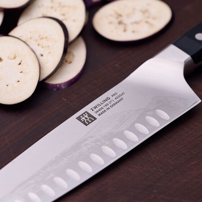 Zwilling Pro Santoku-mes met kuiltjes 180 mm, professioneel keukenmes voor precisie snijden van vlees, vis en groenten