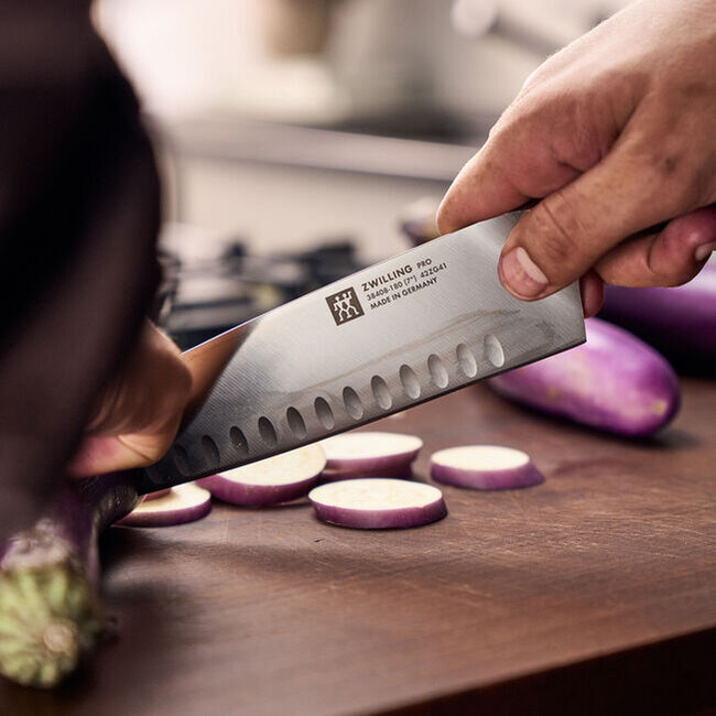 Zwilling Pro Santoku-mes met kuiltjes 180 mm, professioneel keukenmes voor precisie snijden van vlees, vis en groenten