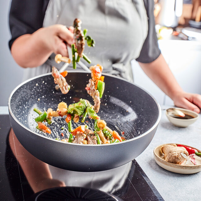 Demeyere Alu Plus 3  Wokpan Ceraforce Vlakke Bodem 28 cm