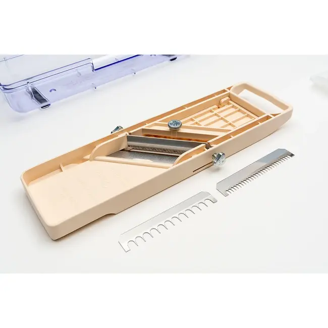 Benriner Japanse Mandoline Catch 64 mm Ivoor – Inclusief Vingerbeschermer & Opvangbak & 3 RVS Julienne Mesjes