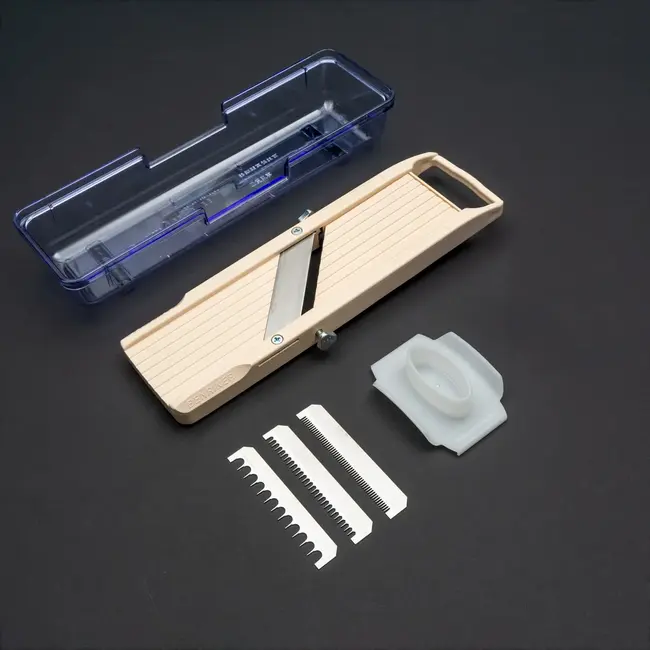 Benriner Japanse Mandoline Catch 64 mm Ivoor – Inclusief Vingerbeschermer & Opvangbak & 3 RVS Julienne Mesjes