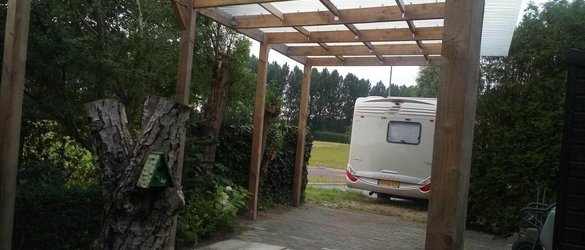 Overkapping voor de camper met golfplaten