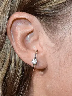 Billion Avenue Solitaire Hug Earstud