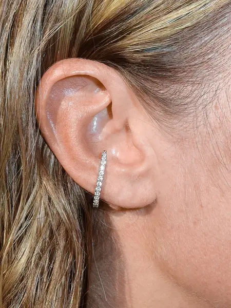 Billion Avenue Diamond Hug Earstud