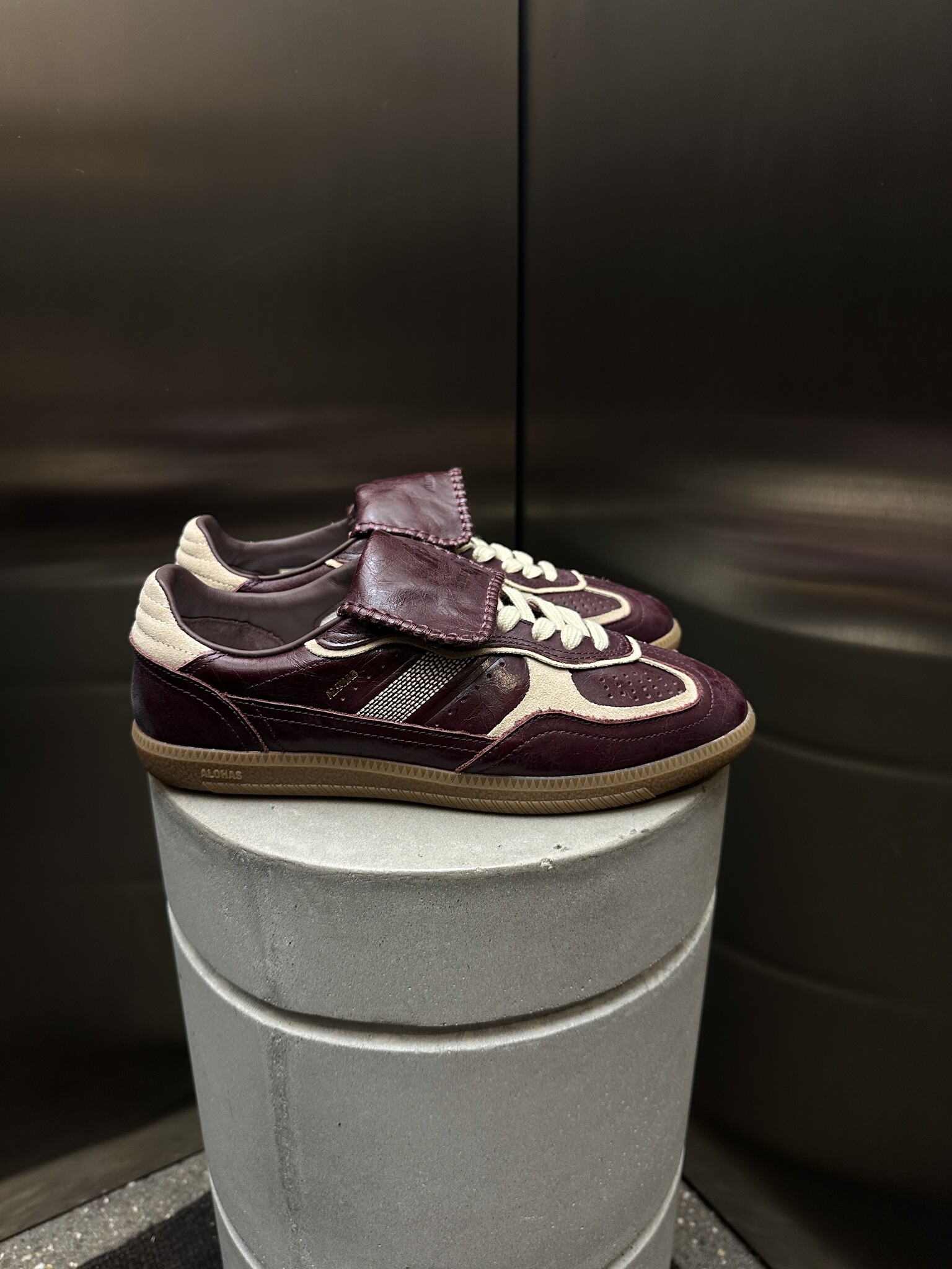 Alohas Club Onix Leather Sneakers