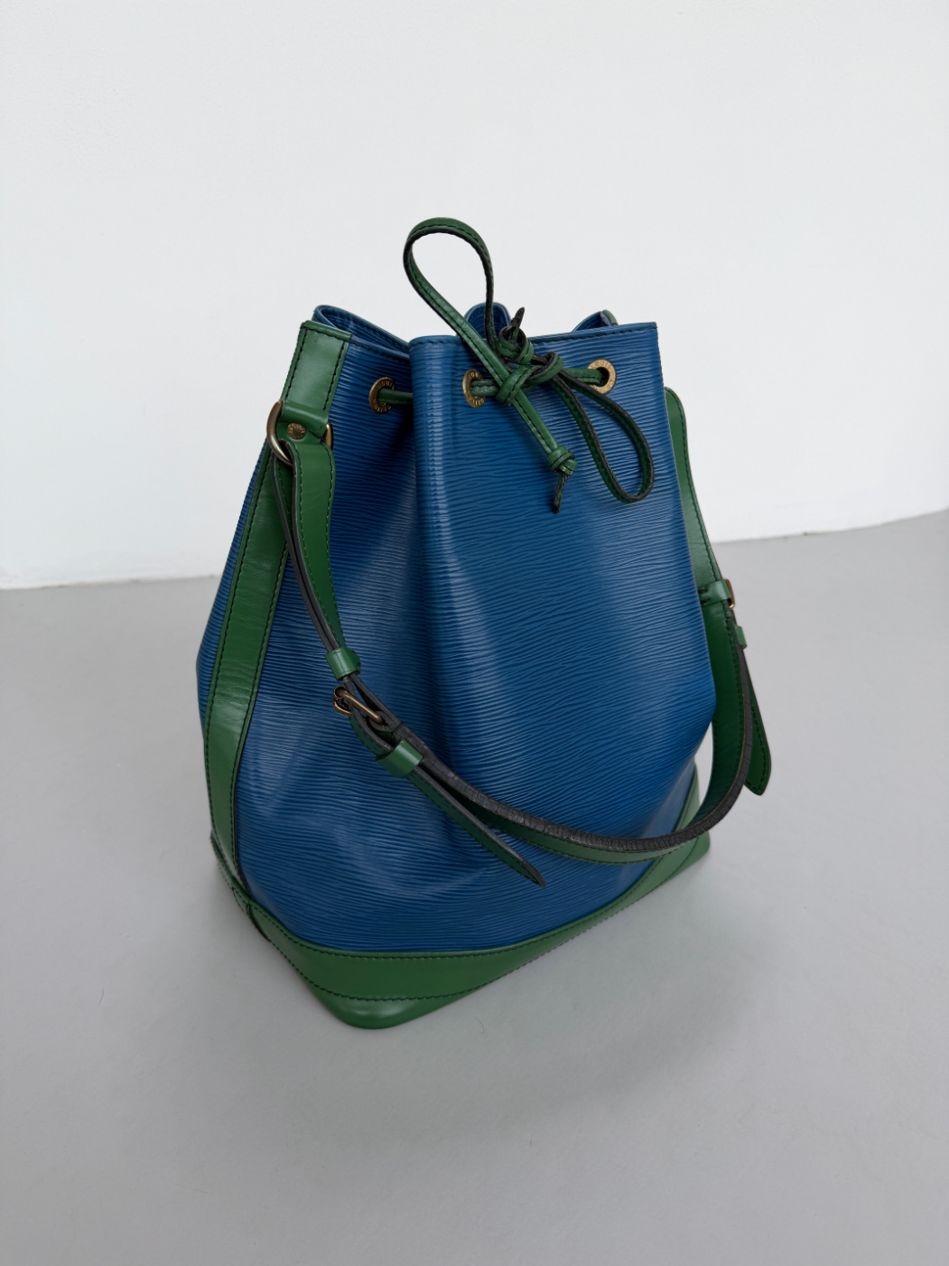 RR ARCHIVE Louis Vuitton Epi Bicolor Noé Bag