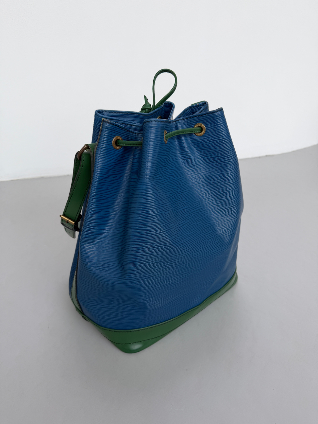 RR ARCHIVE Louis Vuitton Epi Bicolor Noé Bag