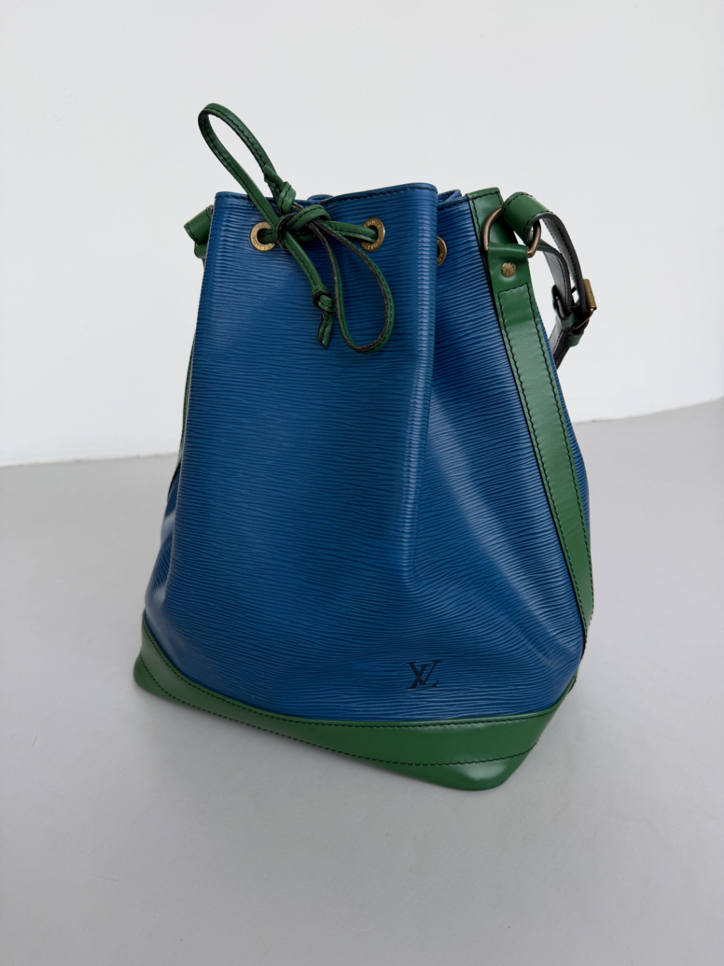 RR ARCHIVE Louis Vuitton Epi Bicolor Noé Bag