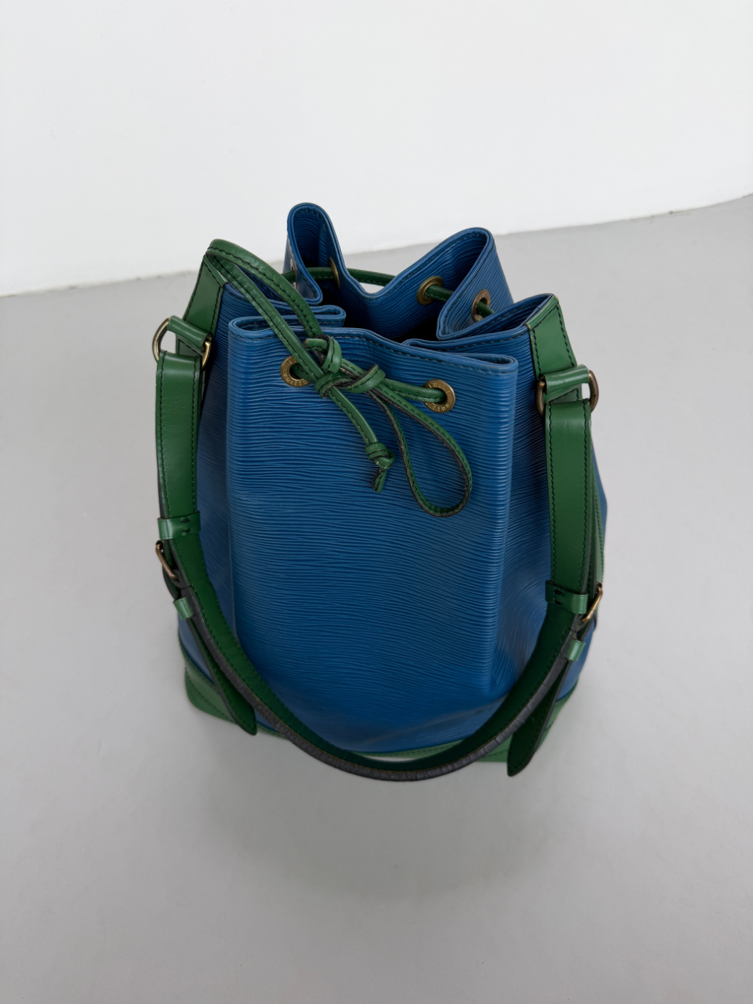 RR ARCHIVE Louis Vuitton Epi Bicolor Noé Bag