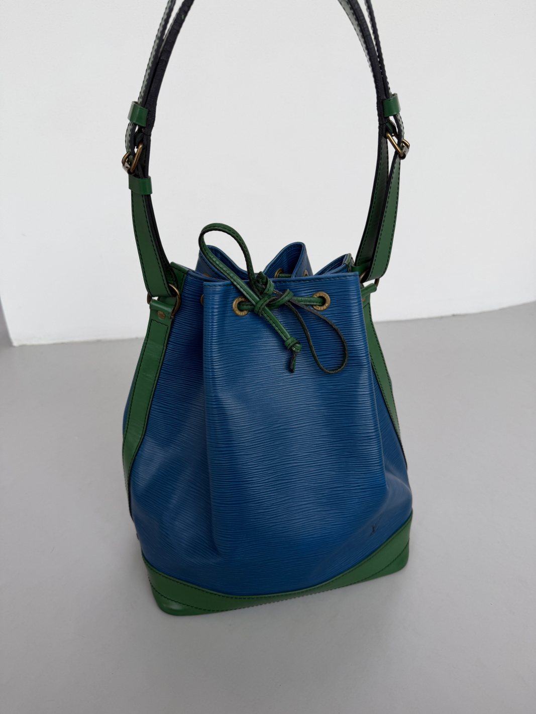 RR ARCHIVE Louis Vuitton Epi Bicolor Noé Bag