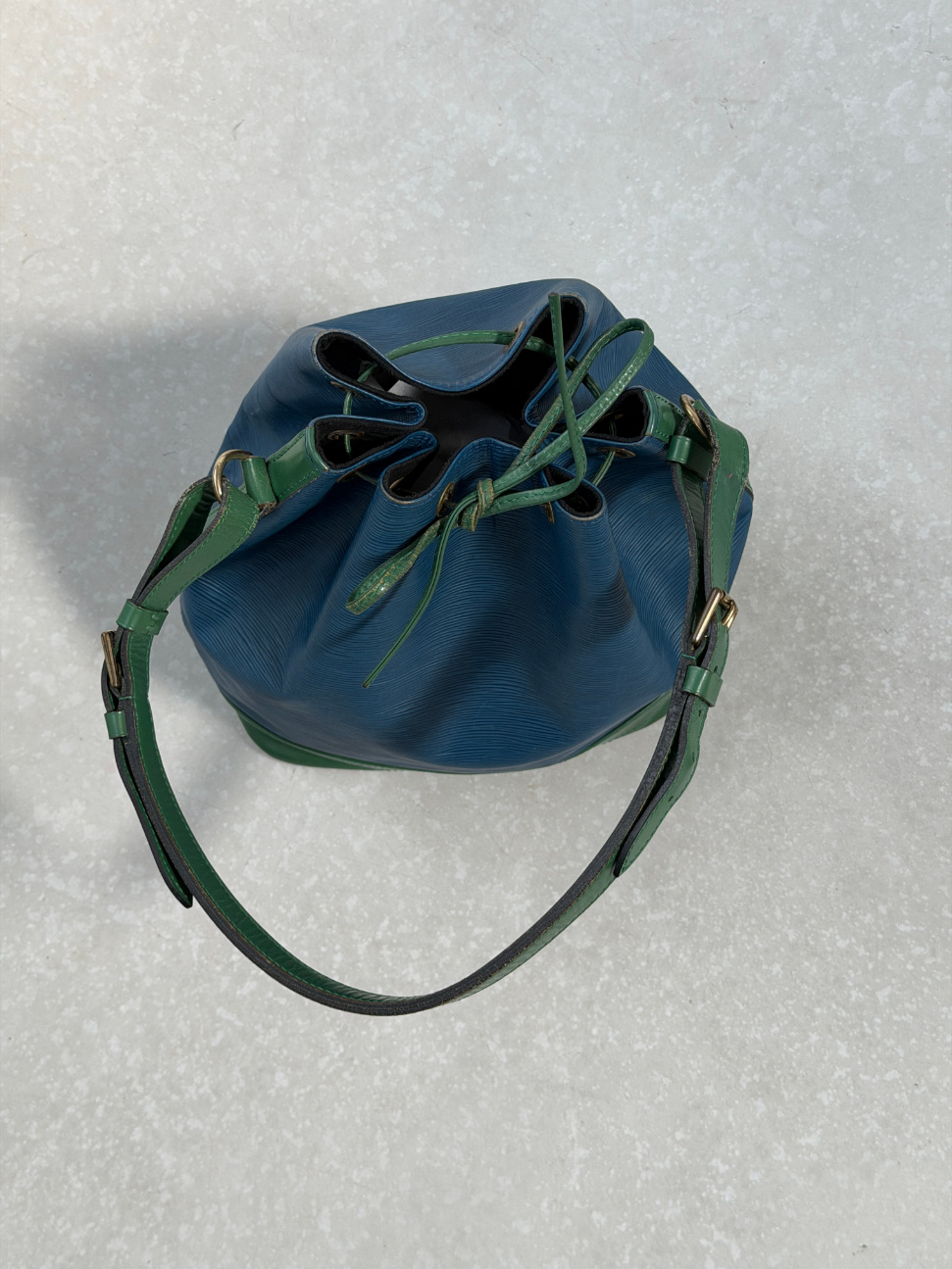 RR ARCHIVE Louis Vuitton Epi Bicolor Noé Bag