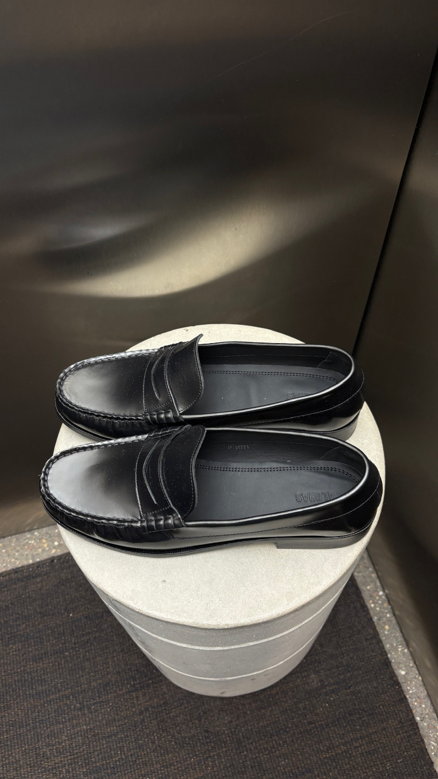 Alohas Rivet Leather Loafers