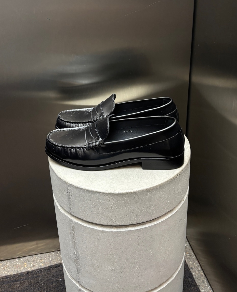 Alohas Rivet Leather Loafers