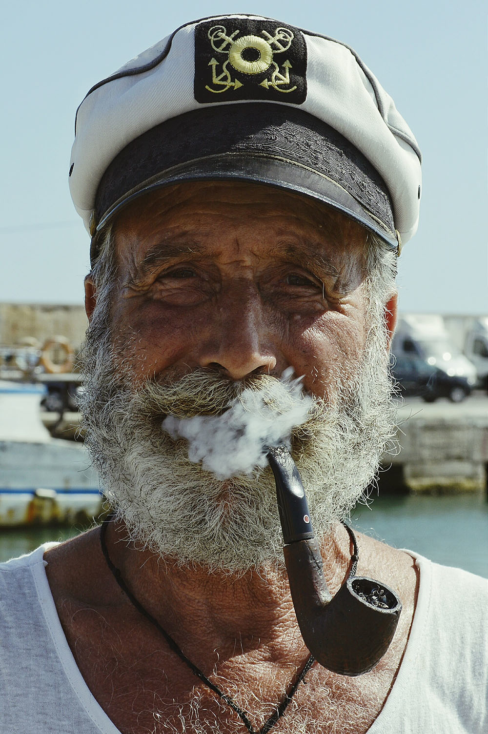 Oude man heet volle baard laten groeien