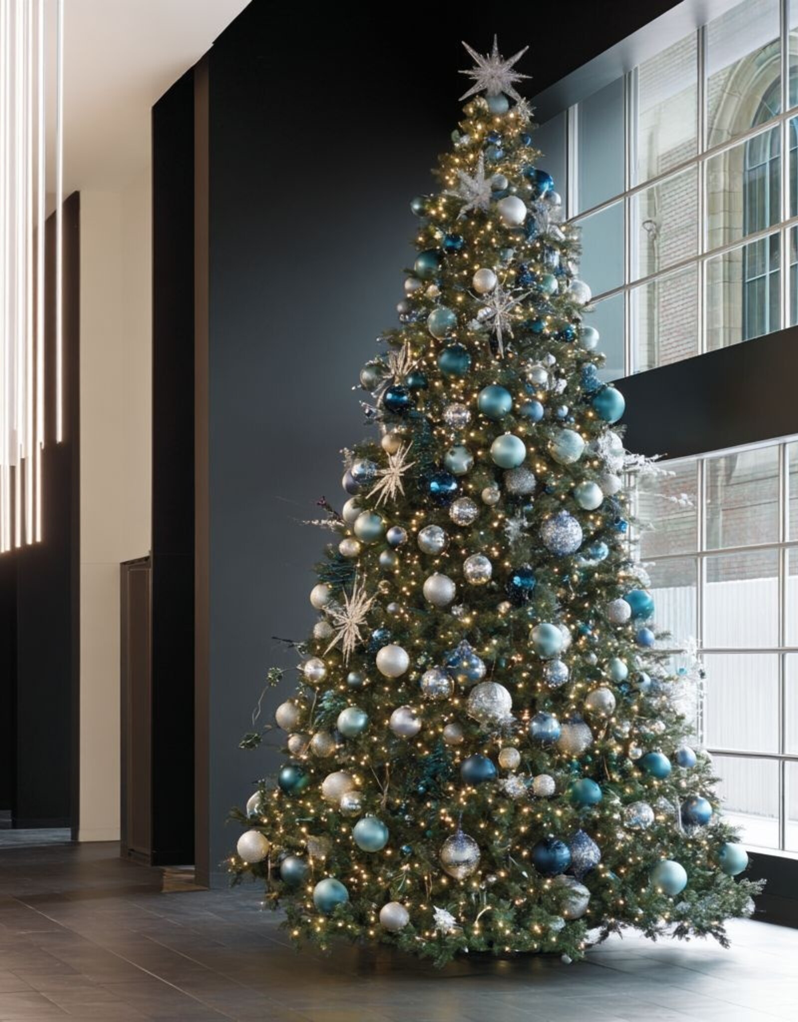 Grote kerstboom 400 cm huren voor kantoor of bedrijf