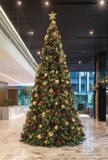 Grote kunstkerstboom 510 cm. Versierd en met verlichting