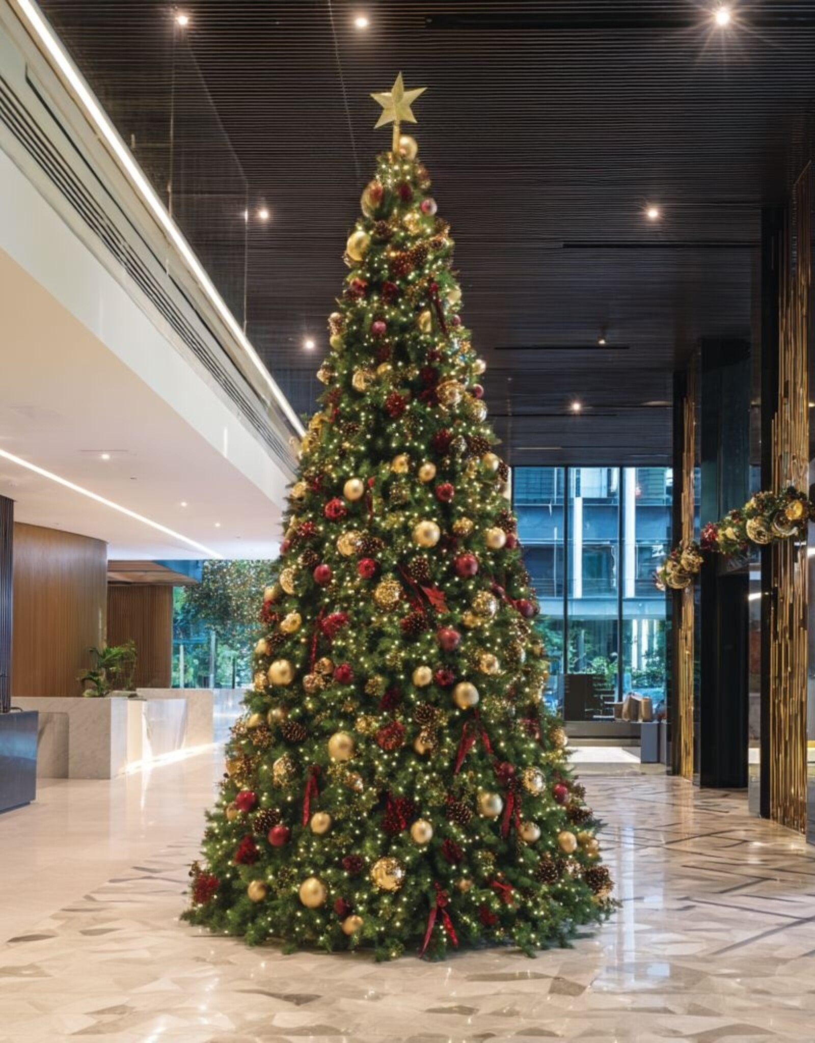 Grote kunstkerstboom 510 cm. Versierd en met verlichting