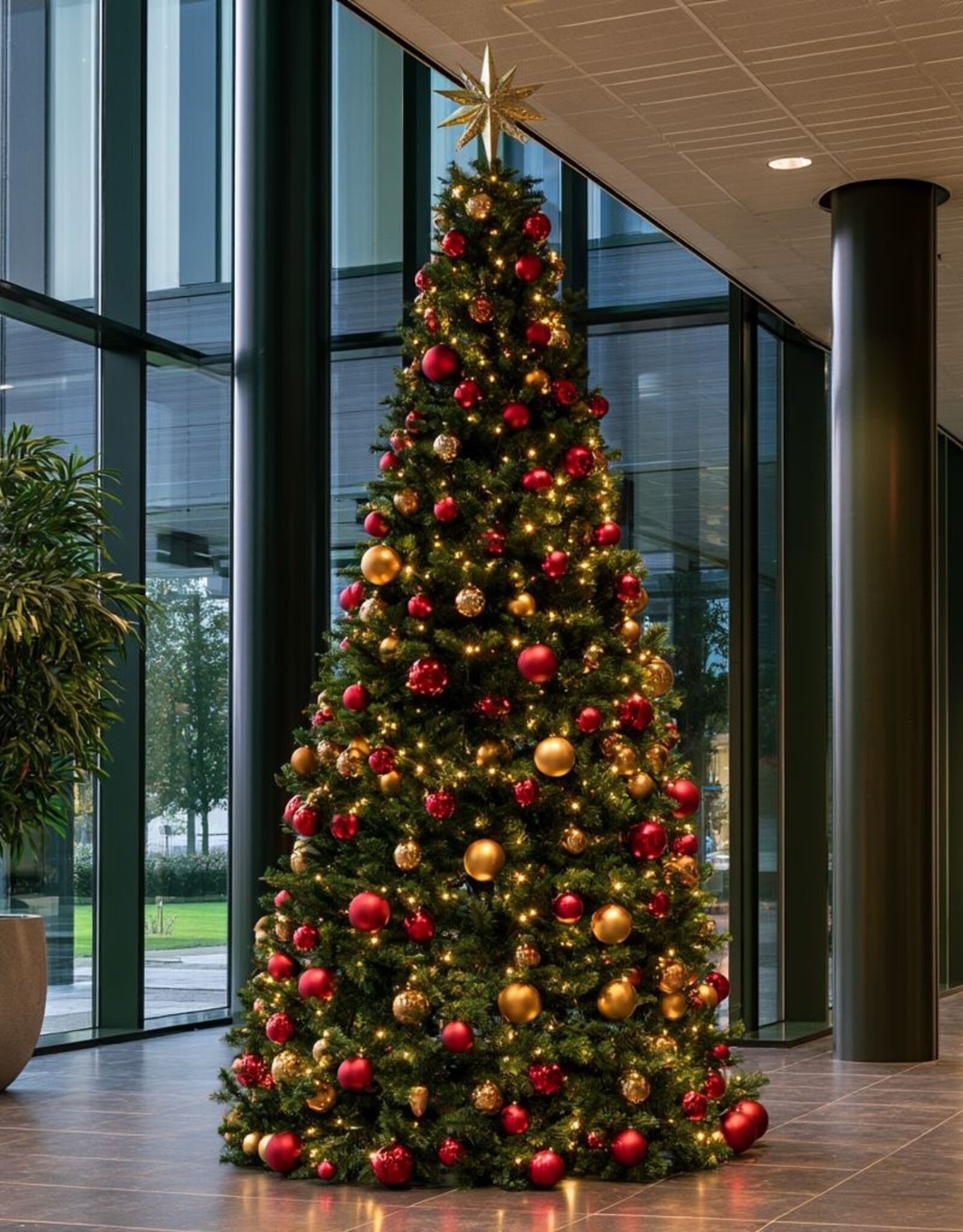 Grote kerstboom 450 cm huren voor kantoor of bedrijf
