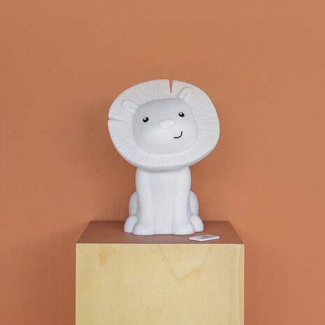 Atelier Pierre Junior Hakuna Leeuw Xl Sfeerlamp - Speaker | Wit Atelier Pierre Junior Hakuna Leeuw Xl Sfeerlamp - Speaker | Wit