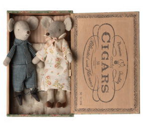 Maileg Opa en Oma Grandma en Grandpa Mice in sigarendoos Maileg Opa en Oma Grandma en Grandpa Mice in sigarendoos
