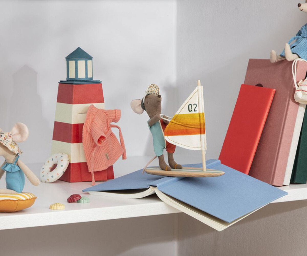 Maileg Beach Mouse, Big brother met Surfplank Maileg Beach Mouse, Big brother met Surfplank