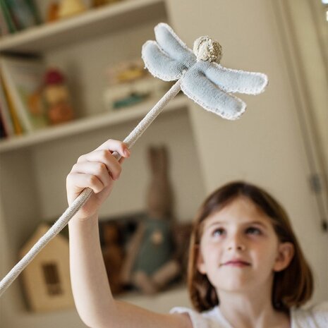 Lorena Canals Fantasy Garden | Libelle op stok - zonder verpakking Lorena Canals Fantasy Garden | Libelle op stok - zonder verpakking