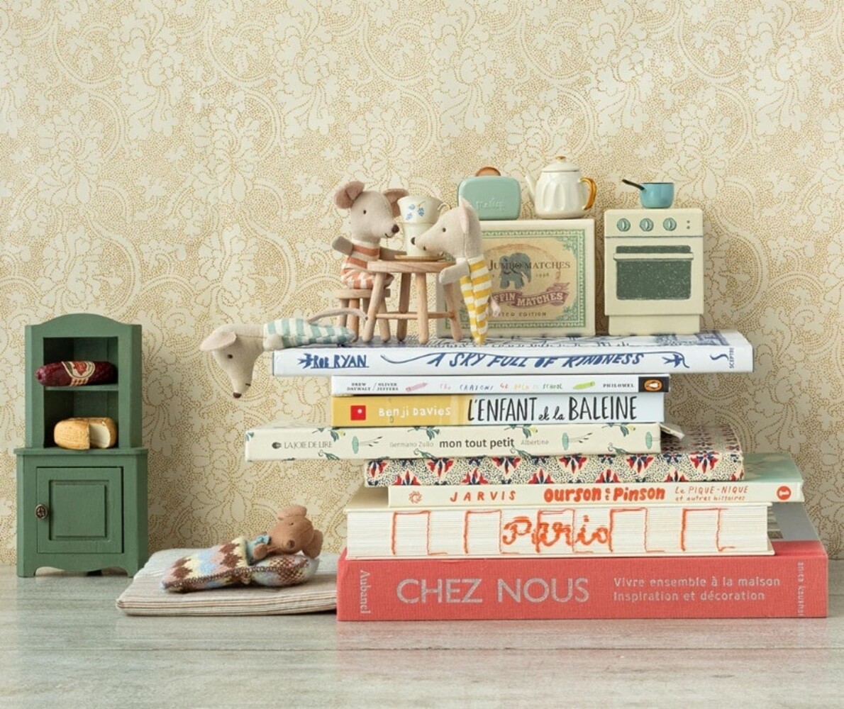 Maileg Muizen Houten hoekkast licht groen Maileg Muizen Houten hoekkast licht groen